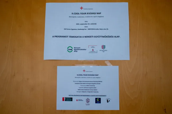 Rendezvény programja és támogatók kifüggesztése