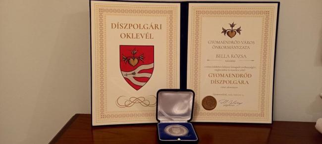 Bella Rózsa grafikusművész Alapítványunk javaslatára Gyomaendrőd Díszpolgára kitüntető címben részesült